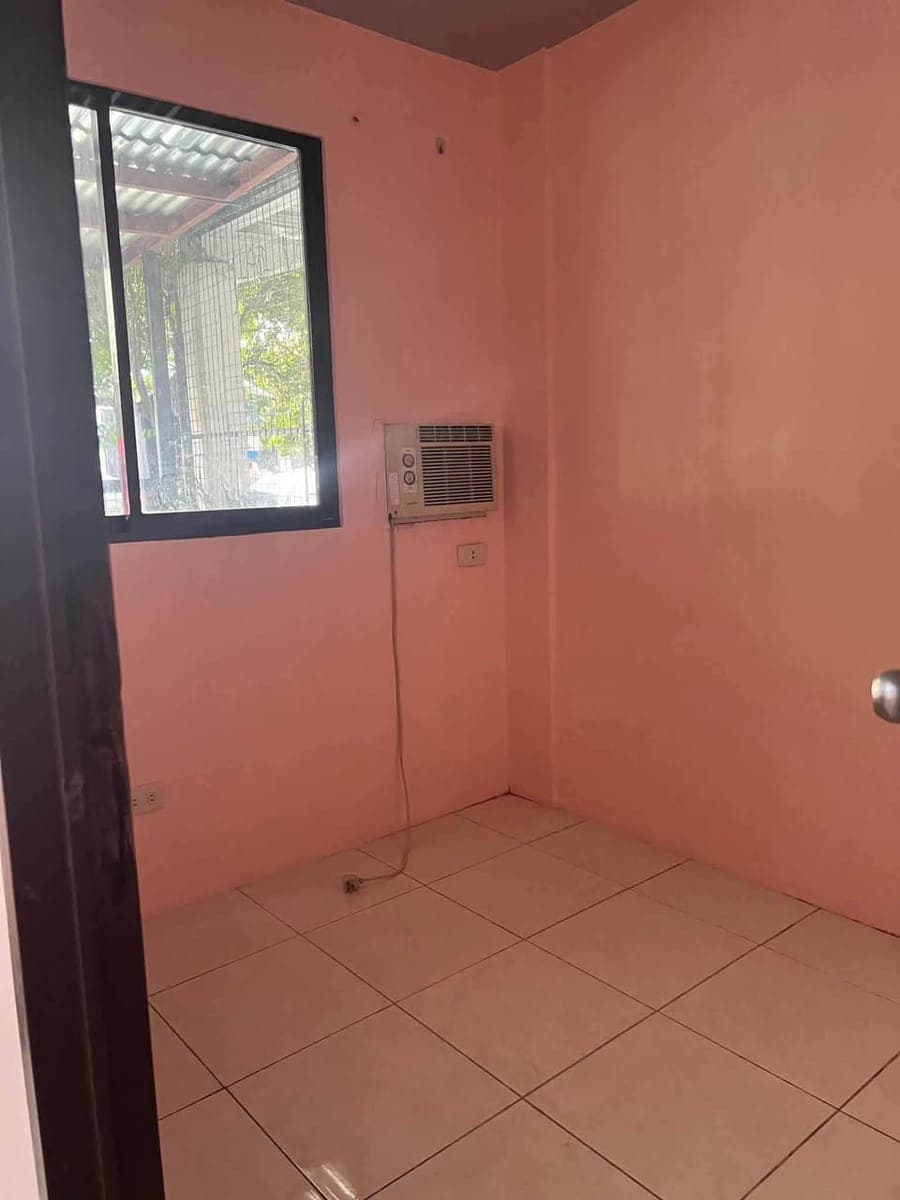newly renovated 2 bedroom house is AVAILABLE - photo 1