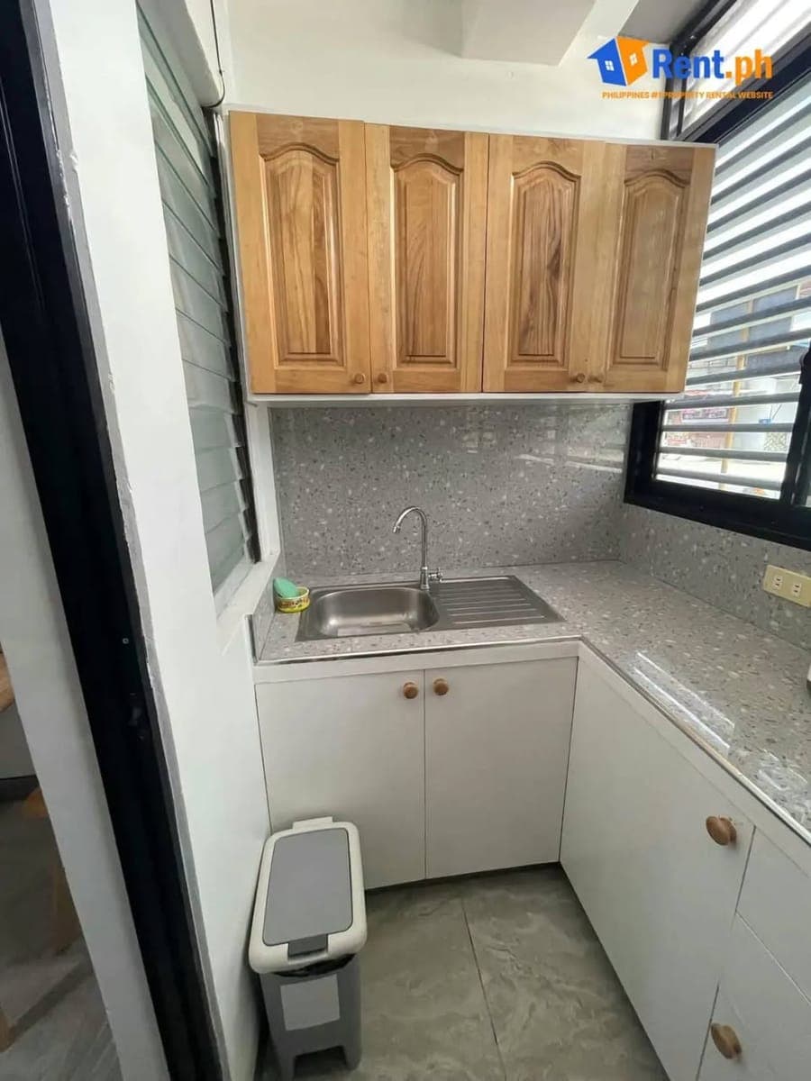 Experience urban convenience in this modern, fully furnished studio apartment, strategically located... - photo 1