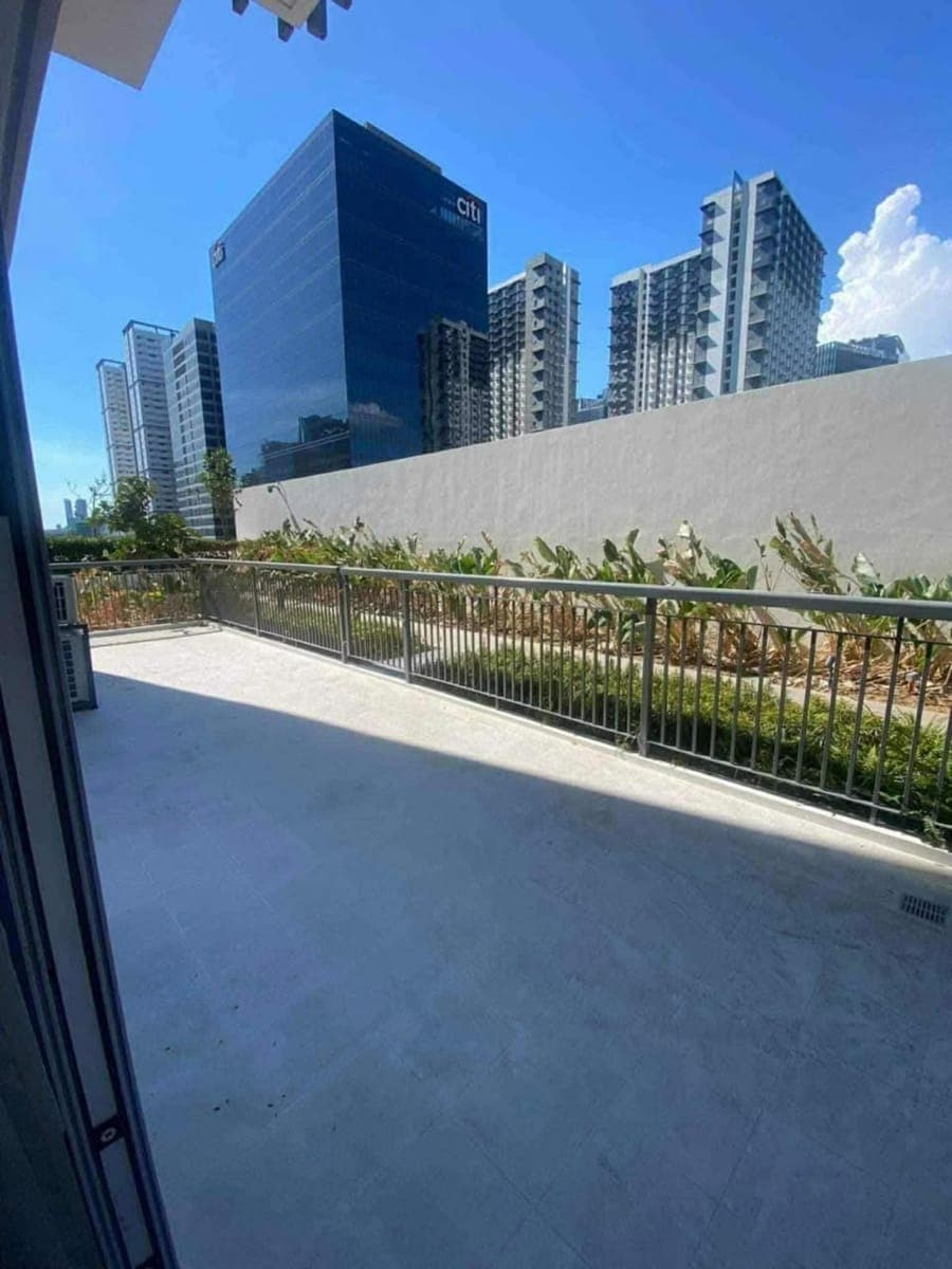 FOR RENT / 2BR W/BALCONY @ PARK TRIANGLE, BGC - photo 1