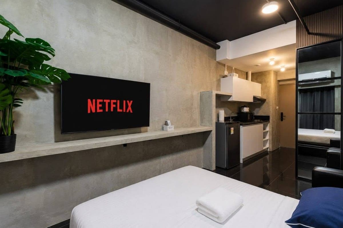 🏙 Cozy Industrial-Style Unit for Long-Term Stay - photo 1