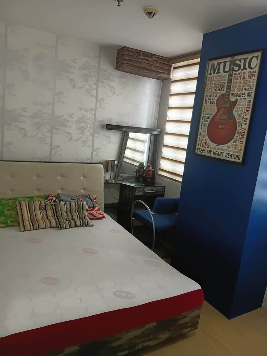 FULLY FURNISHED 2-BEDROOM CONDO - photo 1