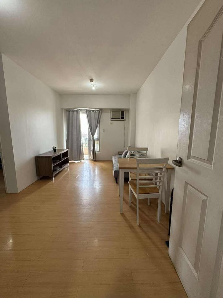 FOR RENT – 1BR Unit w/ Balcony Avida Towers New Manila - photo 1