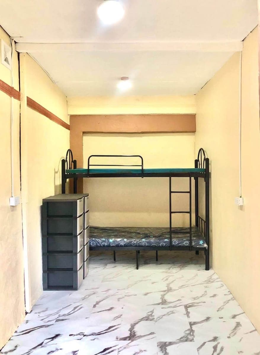 ‼️ LOOKING FOR MALE BEDSPACERS ‼️ - photo 1