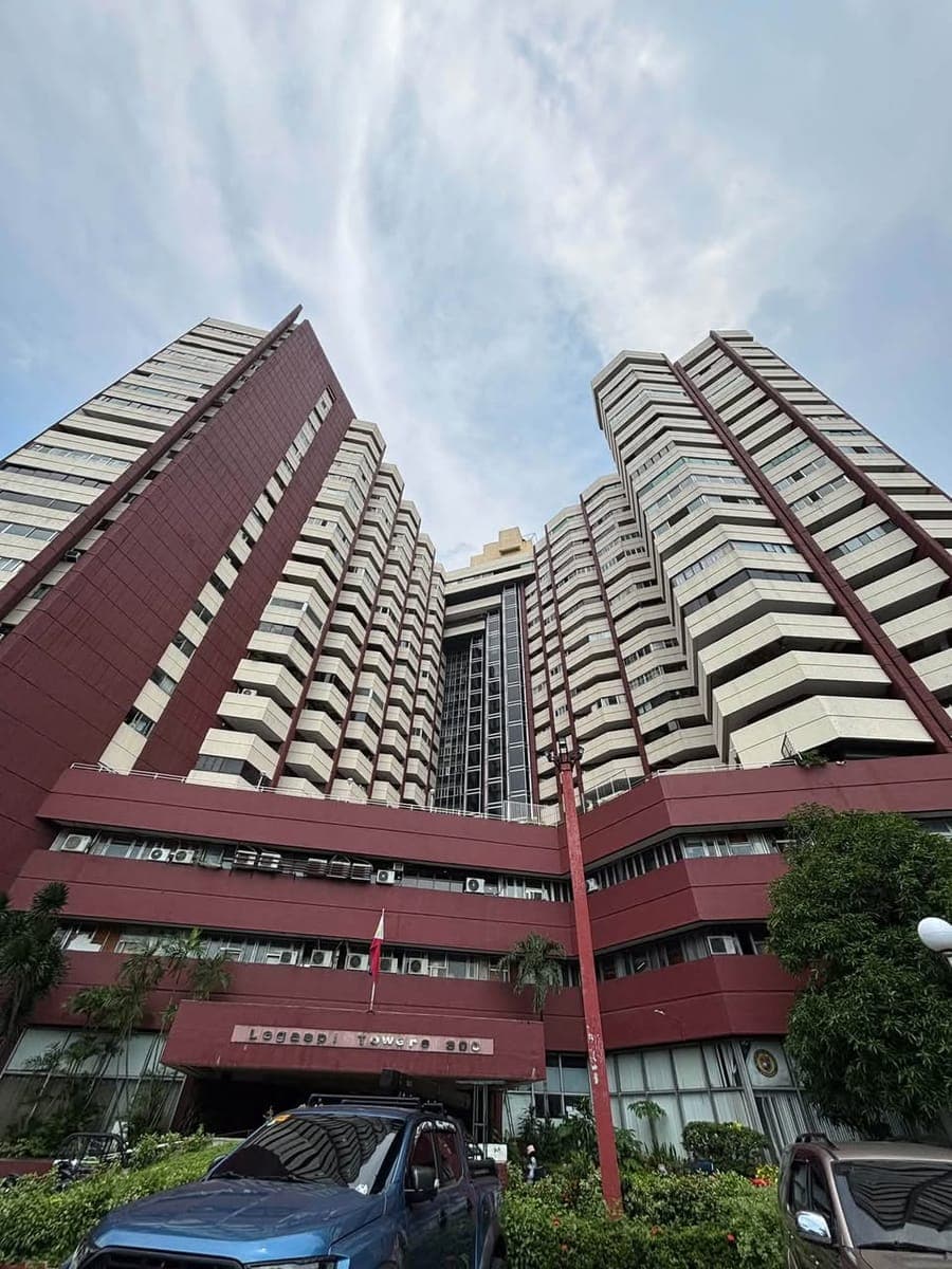 🏙️ Spacious Furnished 1BR Condo For Rent in Legaspi Towers, Roxas Boulevard, Manila City - photo 1