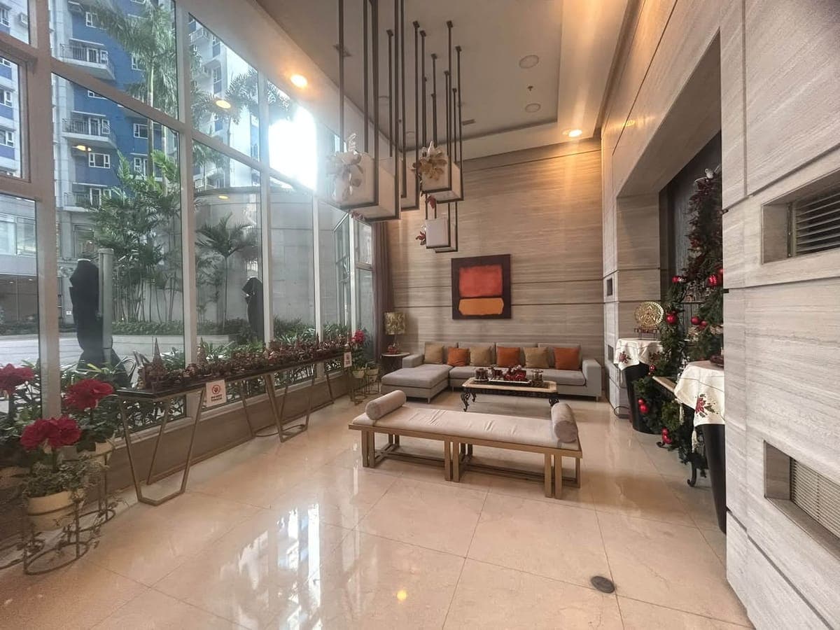 ✨ 1BR CONDO – SEMI FURNISHED at BGC near SM Aura – ₱30K ONLY! - photo 1