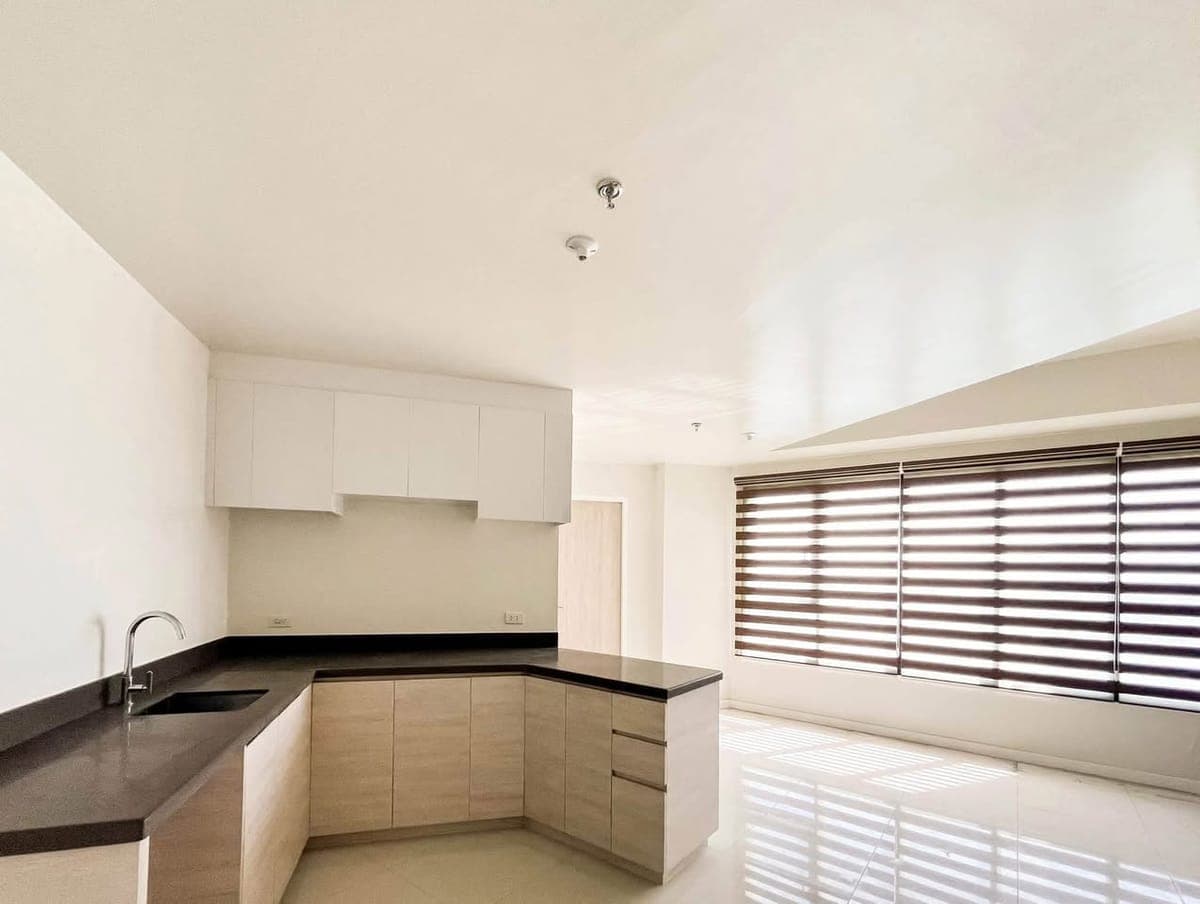 FOR LEASE: Semi-furnished 1-Bedroom Unit in Mandani Bay Suites Tower 2 (Near Cebu Doctor’s University) - photo 1