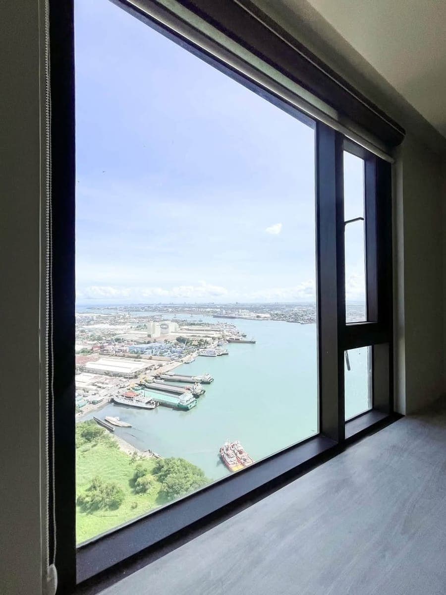 FOR LEASE: Semi-furnished 1-Bedroom Unit in Mandani Bay Suites Tower 2 (Near Cebu Doctor’s University) - photo 1