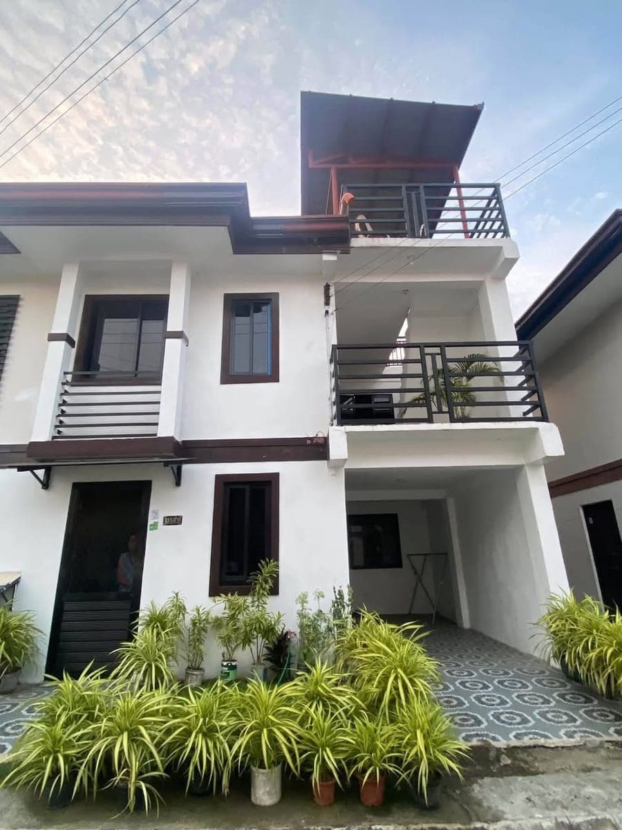 Unfurnished for Rent House and lot in Park Place 1 Subdivision with rooftop - photo 1