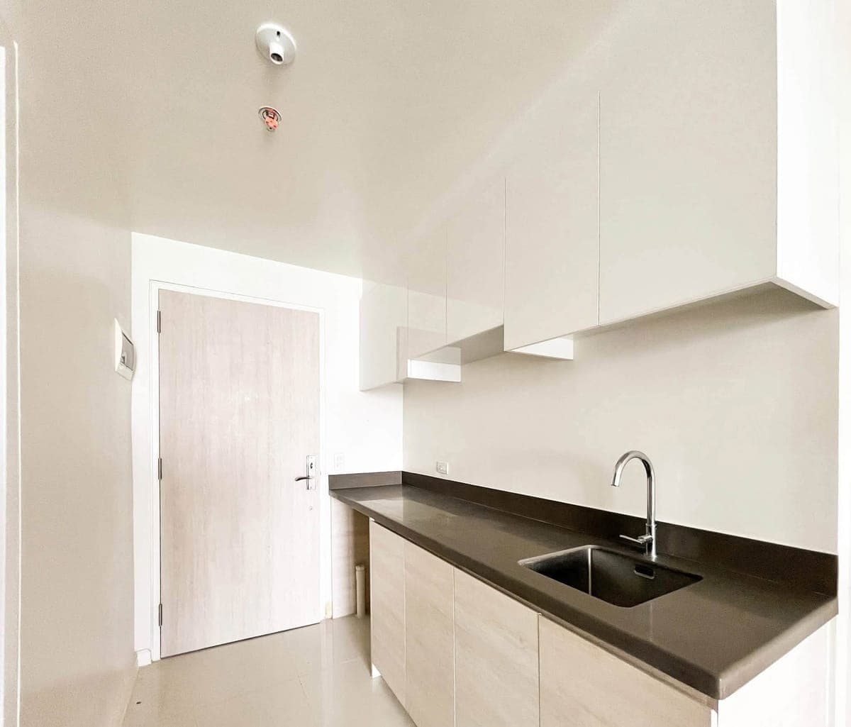 FOR LEASE: Brand New Semi-furnished (Sea view) Studio Unit in Mandani Bay Suites Tower 2 (Near Cebu Doctorโs University) - photo 1