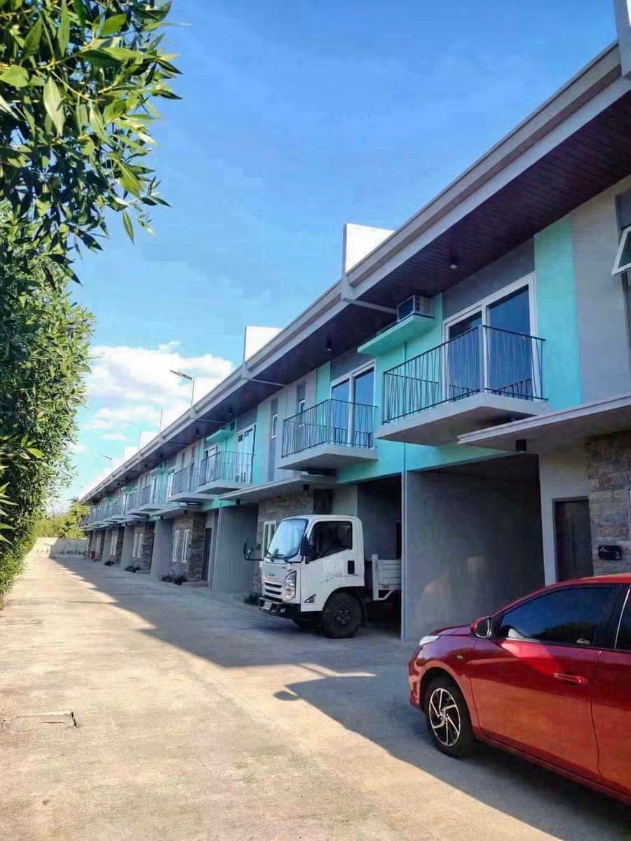 🏡 FOR RENT | Spacious 4-Bedroom Townhouse in Mandalagan, Bacolod City - photo 1