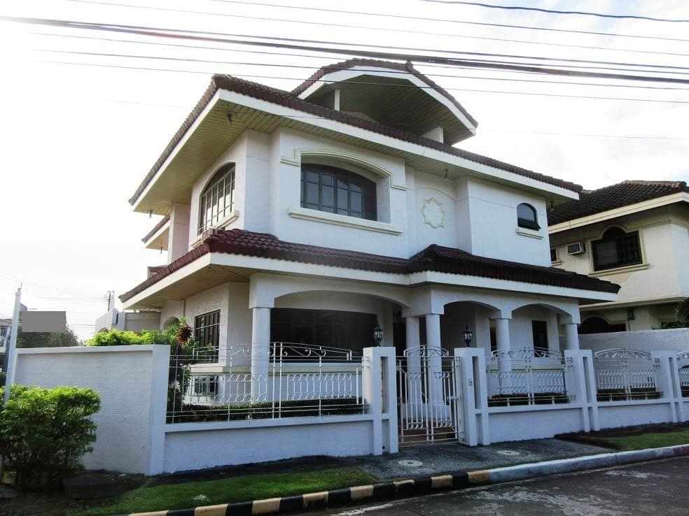 Tri-Level House for Rent in Tahanan Village Paranaque City P80,000.00 per month - photo 1