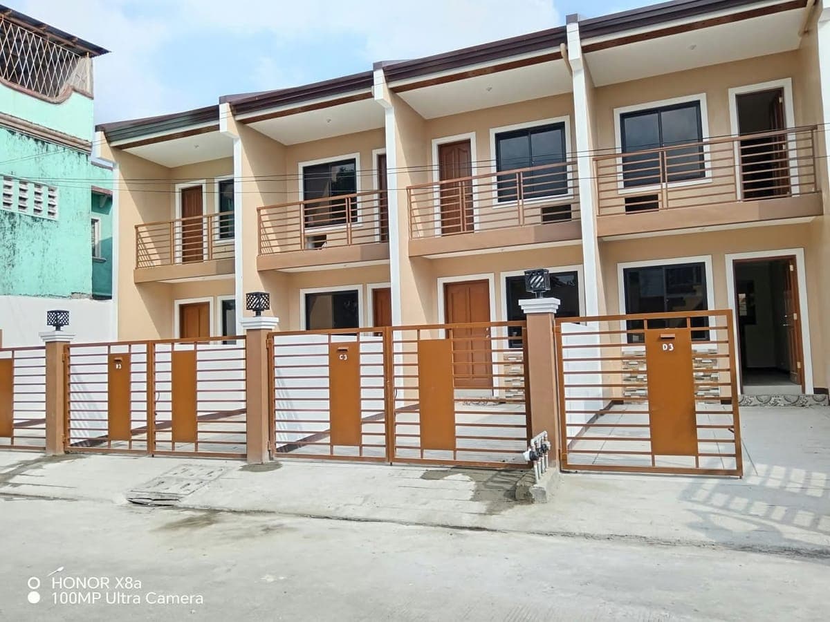 For rent townhouse in donia manuela ext laspinas city near rfc - photo 1