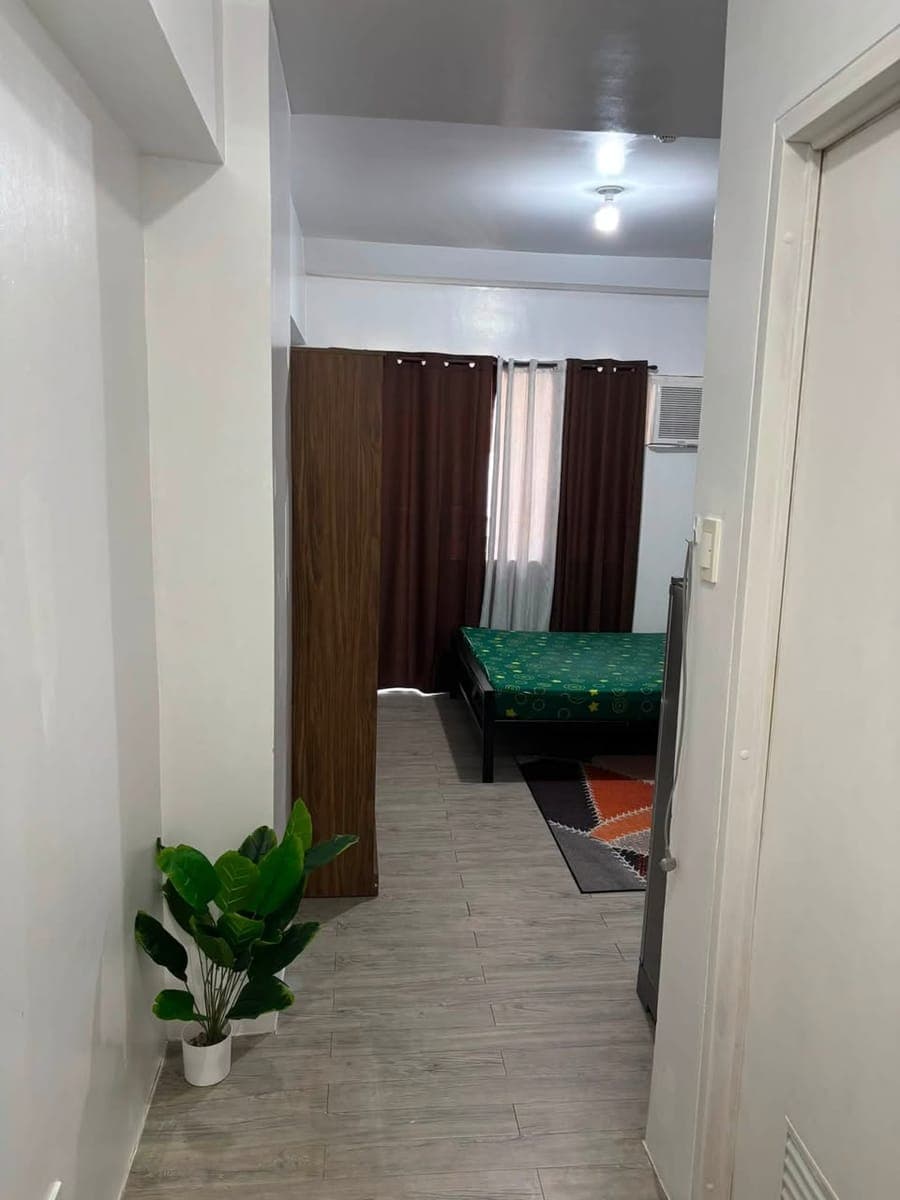 Fully Furnished Studio Condo w/ Balcony for Rent — ₱13,500 (Assoc. Dues Included) - photo 1