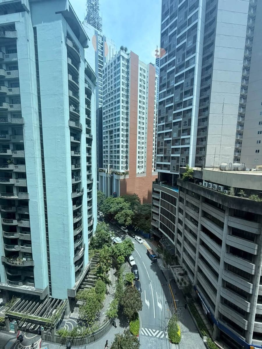CHEAPEST 2BR PET-FRIENDLY IN SALCEDO MAKATI! - photo 1