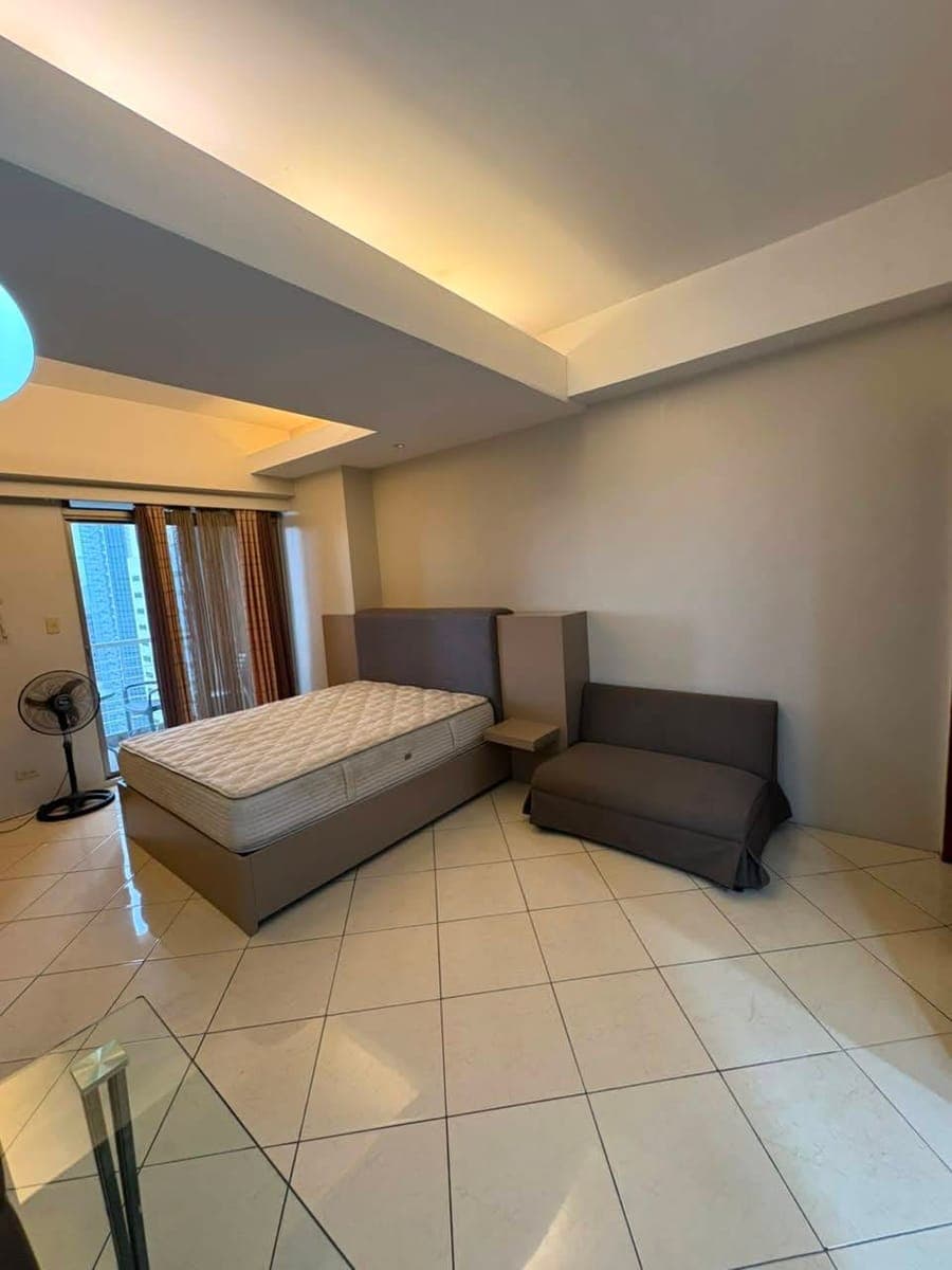 FOR RENT: Studio Unit w/ Balcony - photo 1