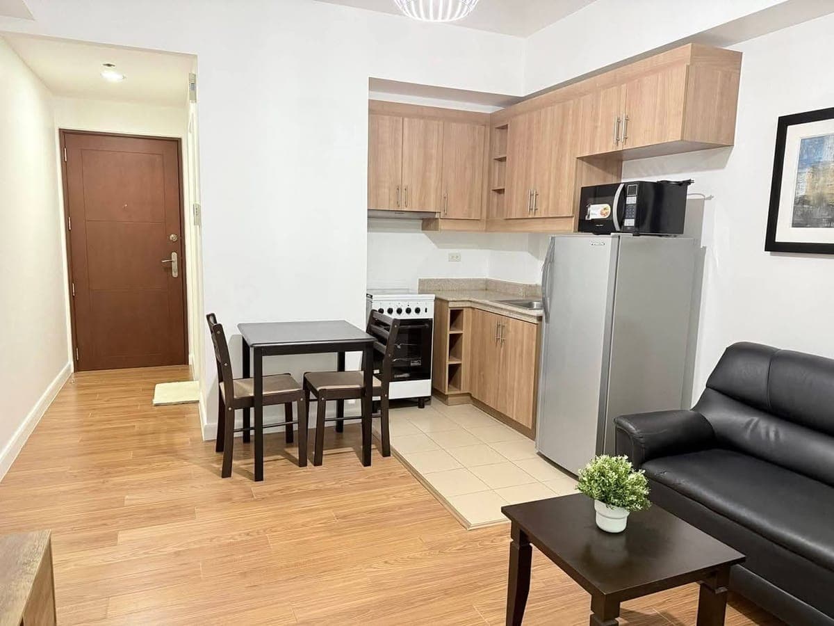 FOR RENT: 1BR Condo Unit w/ Balcony - photo 1