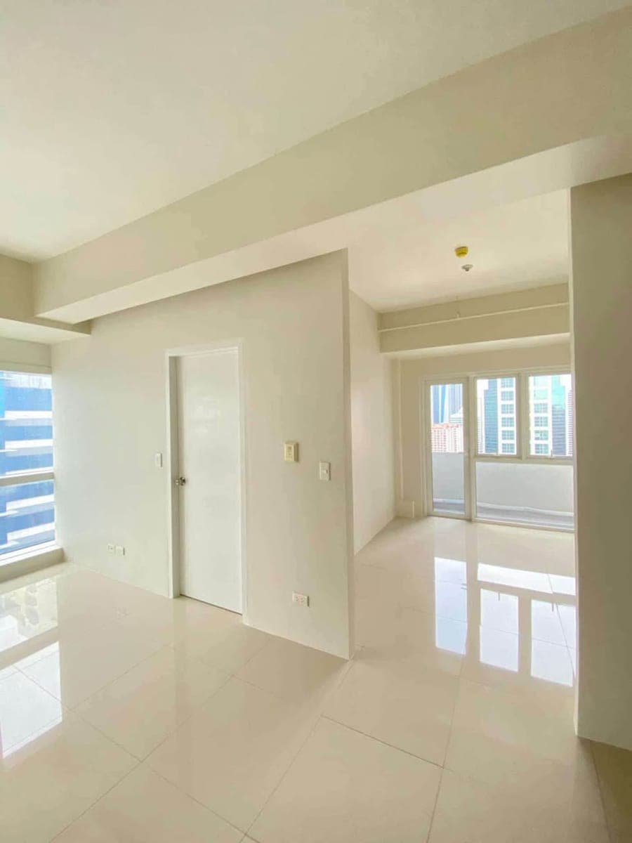 🏠FOR RENT | 2BR with Balcony at 100 West Makati, Pio del Pilar - photo 1