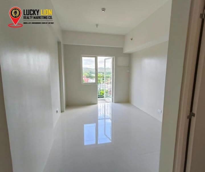 🏠 FOR RENT: END-UNIT STUDIO WITH WINDOW + RESERVED PARKING! - photo 1
