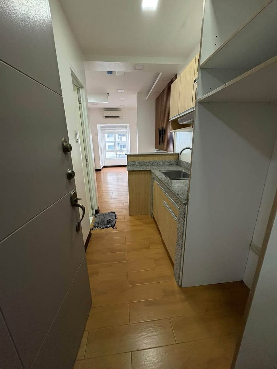 🏢 FOR RENT – SEMI FURNISHED Studio Condo Unit - photo 1