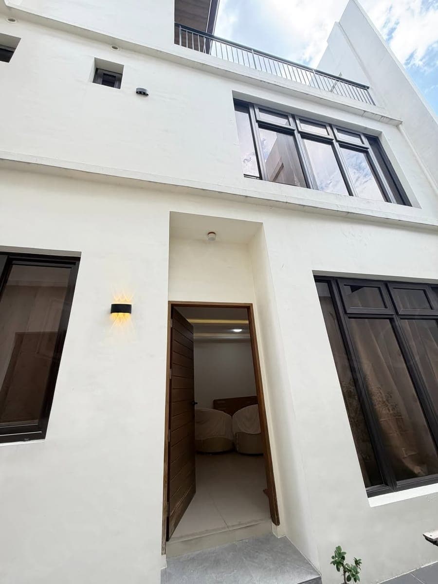 Semi furnished Four Bedroom Unit with Balcony and Parking For Lease at Bagong Lipunan ng Crame III C... - photo 1