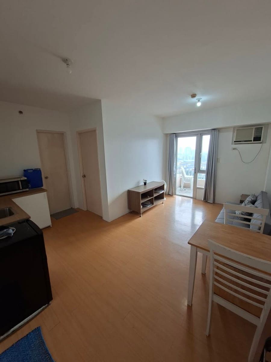 FOR RENT – 1BR Unit w/ Balcony Avida Towers New Manila - photo 1