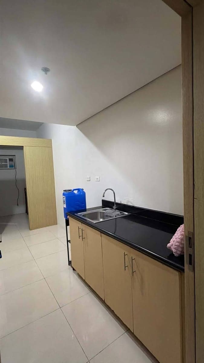 Looking for a convenient and accessible home beside SM North EDSA? This semi-furnished 1-Bedroom uni... - photo 1