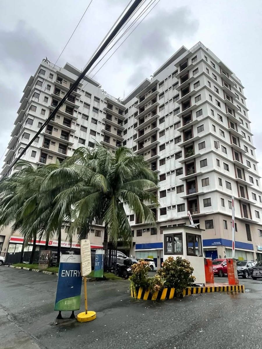 Mid-rise Condo Studio unit FOR RENT - photo 1