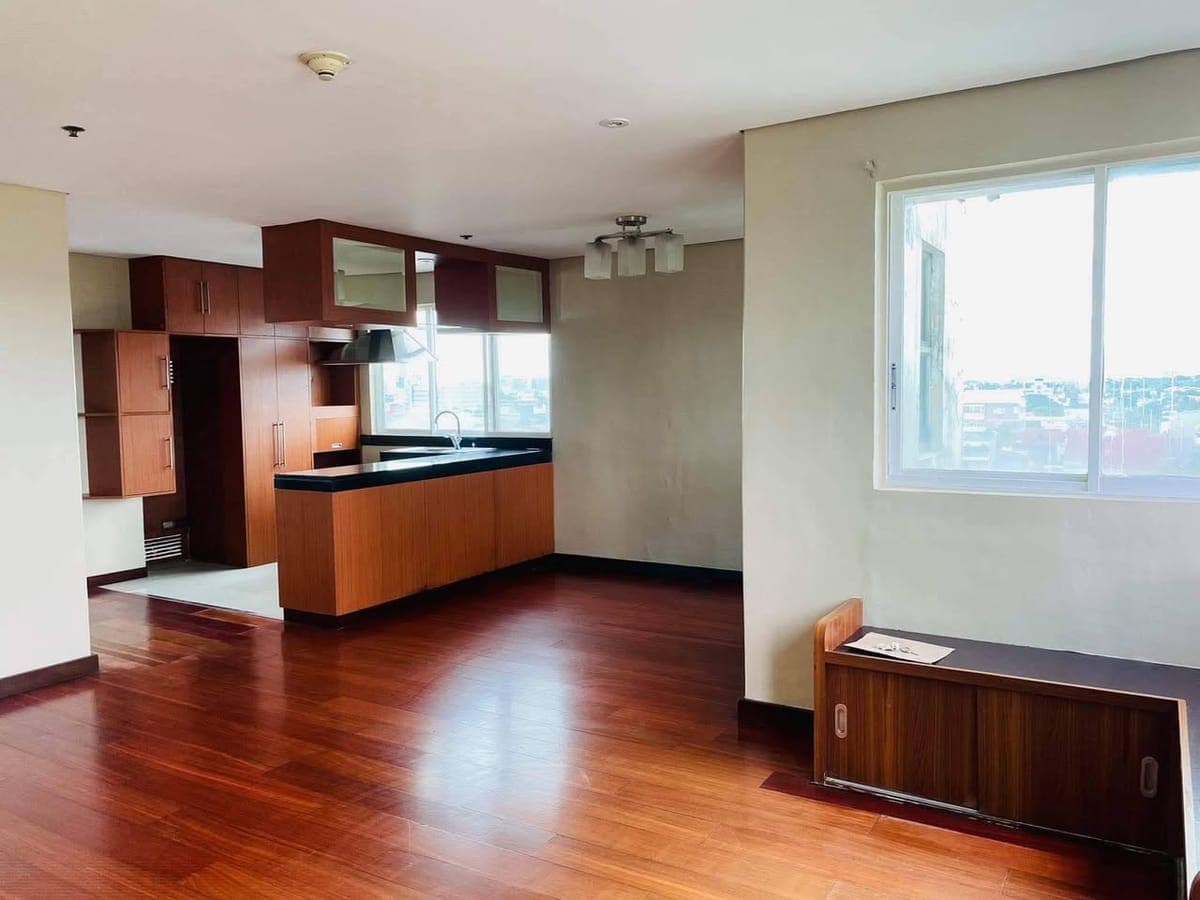Penthouse unit for lease - photo 1