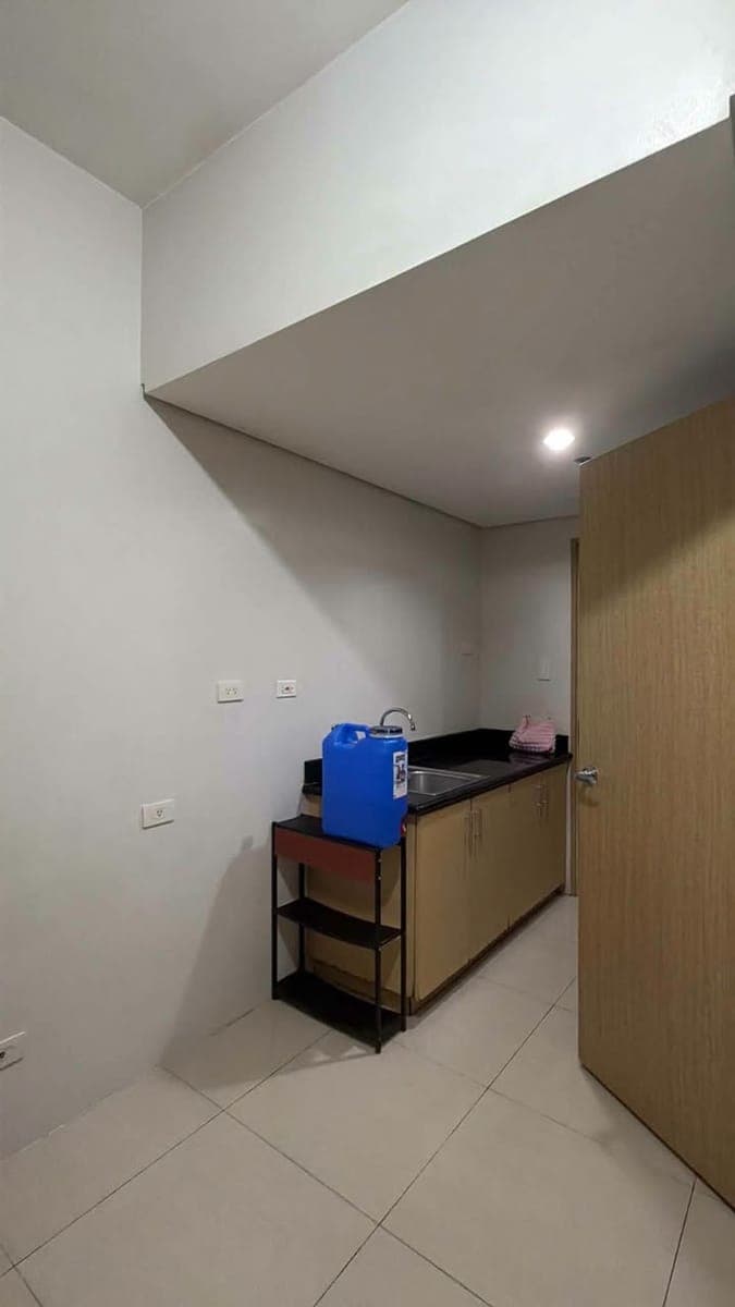 Looking for a convenient and accessible home beside SM North EDSA? This semi-furnished 1-Bedroom uni... - photo 1