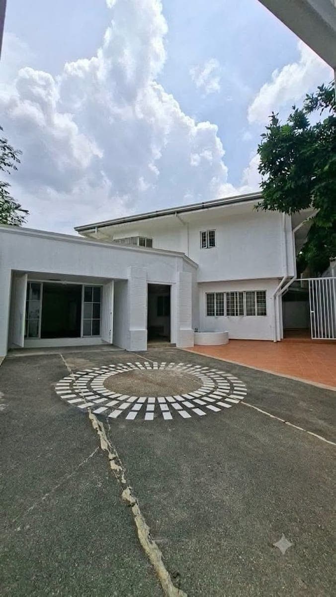 ✨ PRESTIGIOUS 2-STOREY HOUSE FOR RENT IN QUEZON CITY ✨ - photo 1