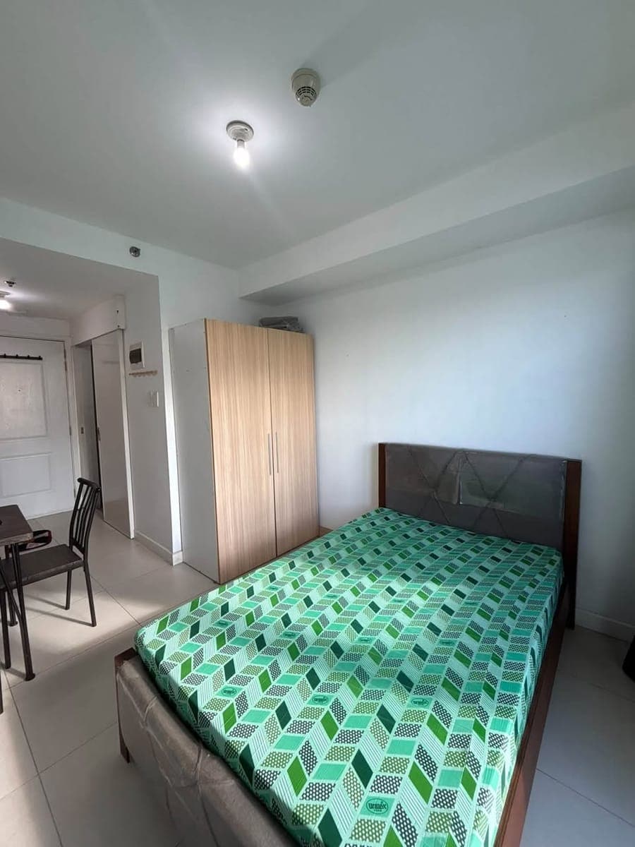 Fully Furnished Condo Studio unit w/ Balcony FOR RENT - photo 1