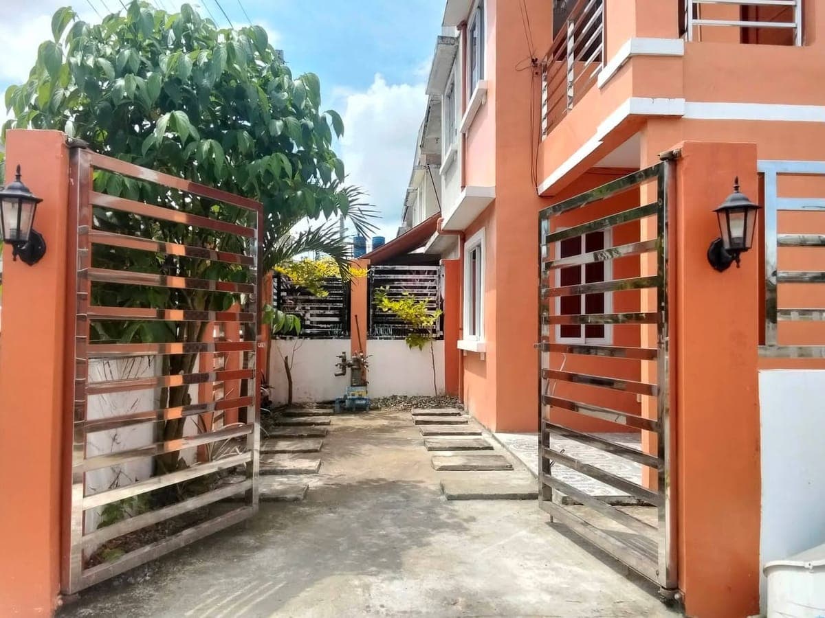 Two Storey House For Rent,(Corner lot) - photo 1
