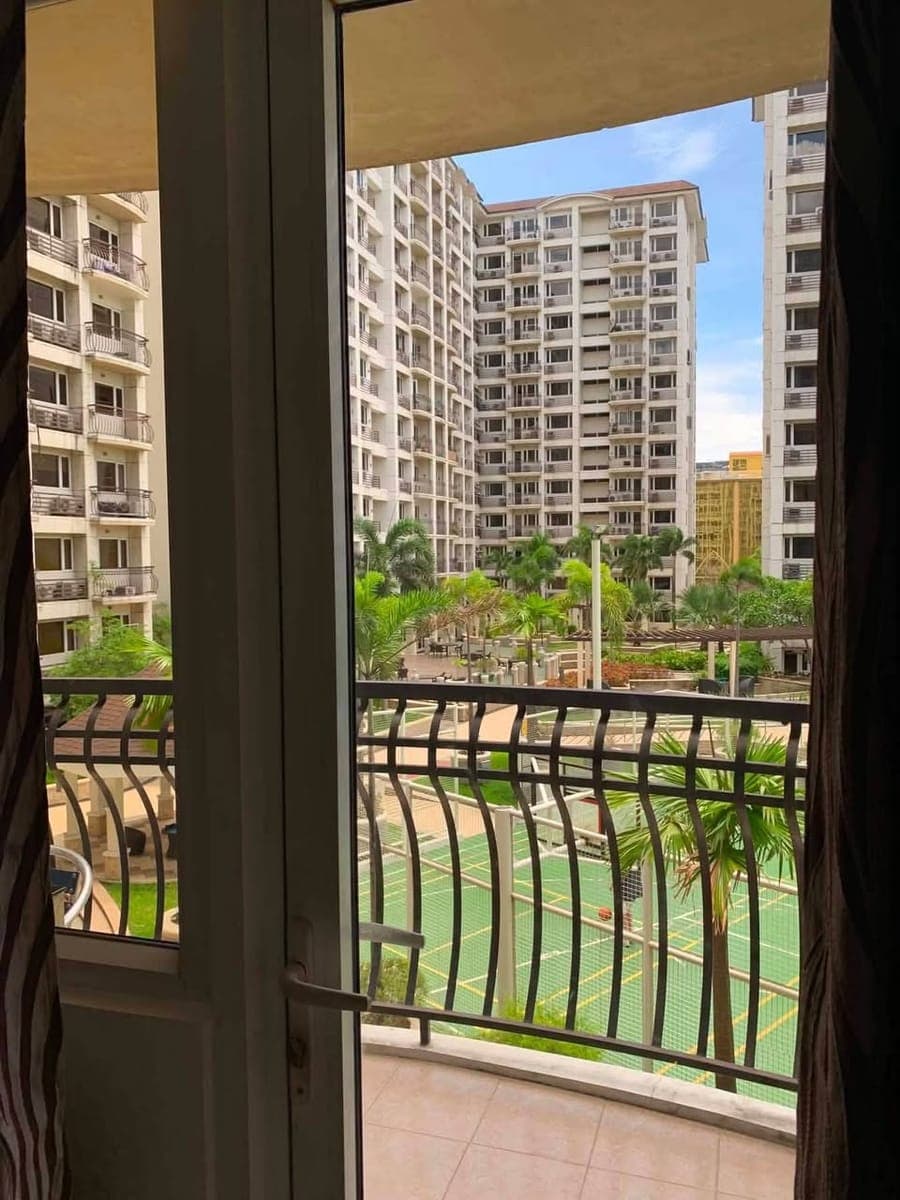₱22K MONTHLY | 1-BEDROOM WITH BALCONY AT SOLEMARE PARKSUITES - photo 1