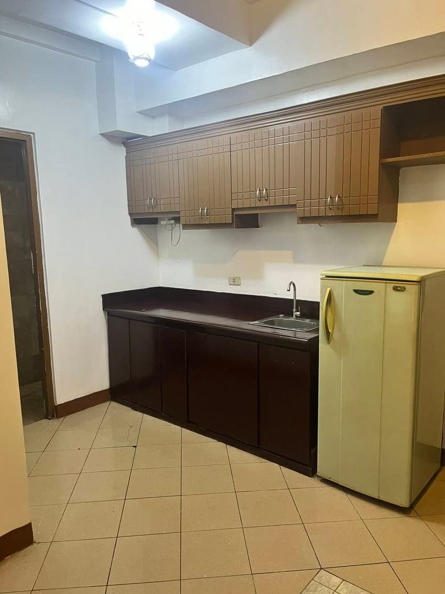 1bedroom condo front of DLSU Taft manila semi furnished 15k - photo 1