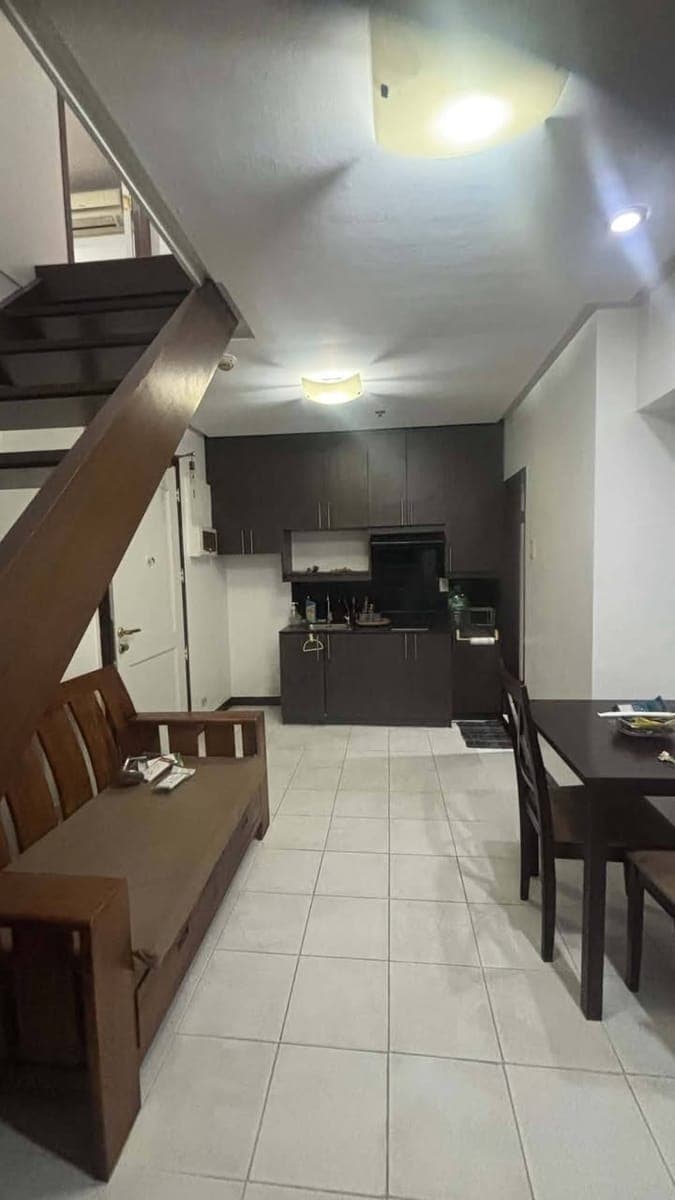 2BR condo with balcony near GMA-7 MRT for 22k - photo 1