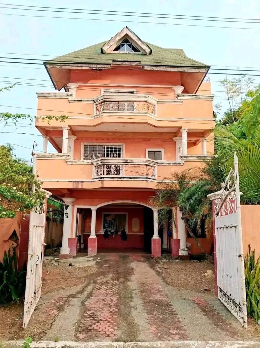 🍁GULFVIEW BAGO APLAYA 3-STOREY W/ ATTIC HOUSE FOR RENT ‼️ BARE UNIT/ PET FRIENDLY 🤩 - photo 1