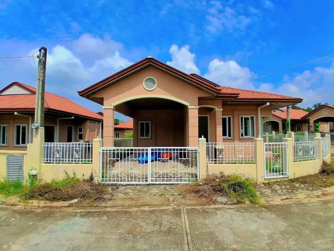 🔥VILLA CONCHITA BAGO GALLERA HOUSE FOR RENT ‼️‼️SEMI -FURNISHED/ CORNER LOT 🥰 - photo 1