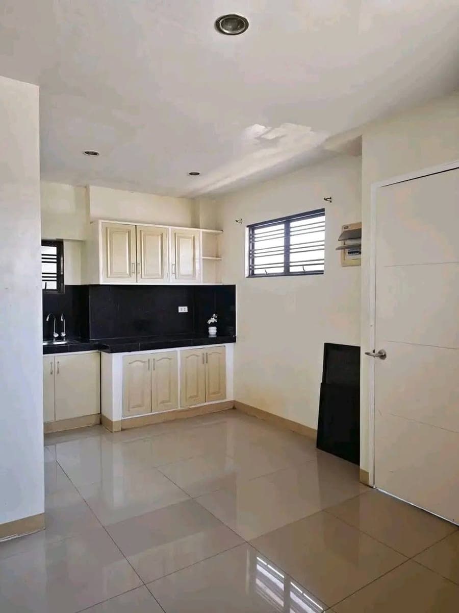 🏢SASA 2-STOREY HOUSE FOR RENT‼️ALONG THE ROAD /25K MONTHLY 🥰 - photo 1
