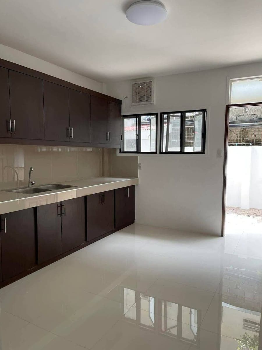 🍁 NEWLY RENOVATED TOWNHOUSE FOR RENT 🍁 - photo 1